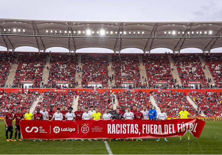 Diakhaby no posa junto a la pancarta de 'Racistas, fuera del fútbol'