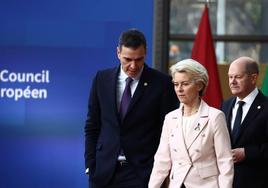 El presidente español Pedro Sánchez, junto a la jefa de la Comisión Europea, Ursula Von der Leyen.