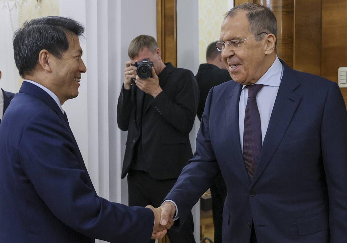 El ministro de Exteriores ruso, Sergei Lavrov, saluda al representante especial del Gobierno chino, Li Hui, a su llegada a Moscú