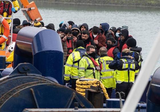 Una embarcación llena de inmigrantes llega al puerto de Dover, en Reino Unido