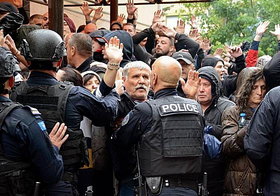 La Policía antidisturbios de Kosovo frena la avanzada de los serbios frente a un edificio municipal en el norte del país