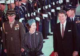 Isabel II en su visita a EE UU en 1983 junto al entonces presidente norteamericano Ronald Reagan