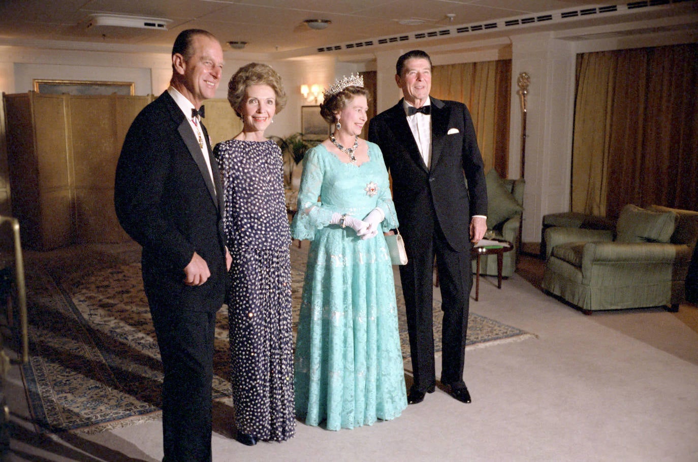 El presidente estadounidense Ronald Reagan y su esposa Nancy celebran su 31 aniversario de bodas con la reina Isabel II y el príncipe Felipe a bordo del yate Britannia en 1983 en EE UU