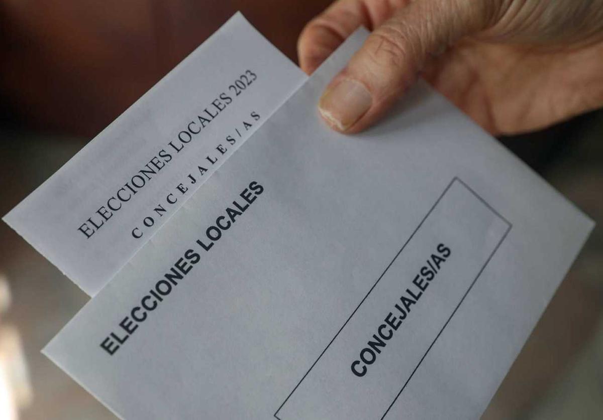 Sobres con papeletas de voto para las elecciones municipales de este domingo.
