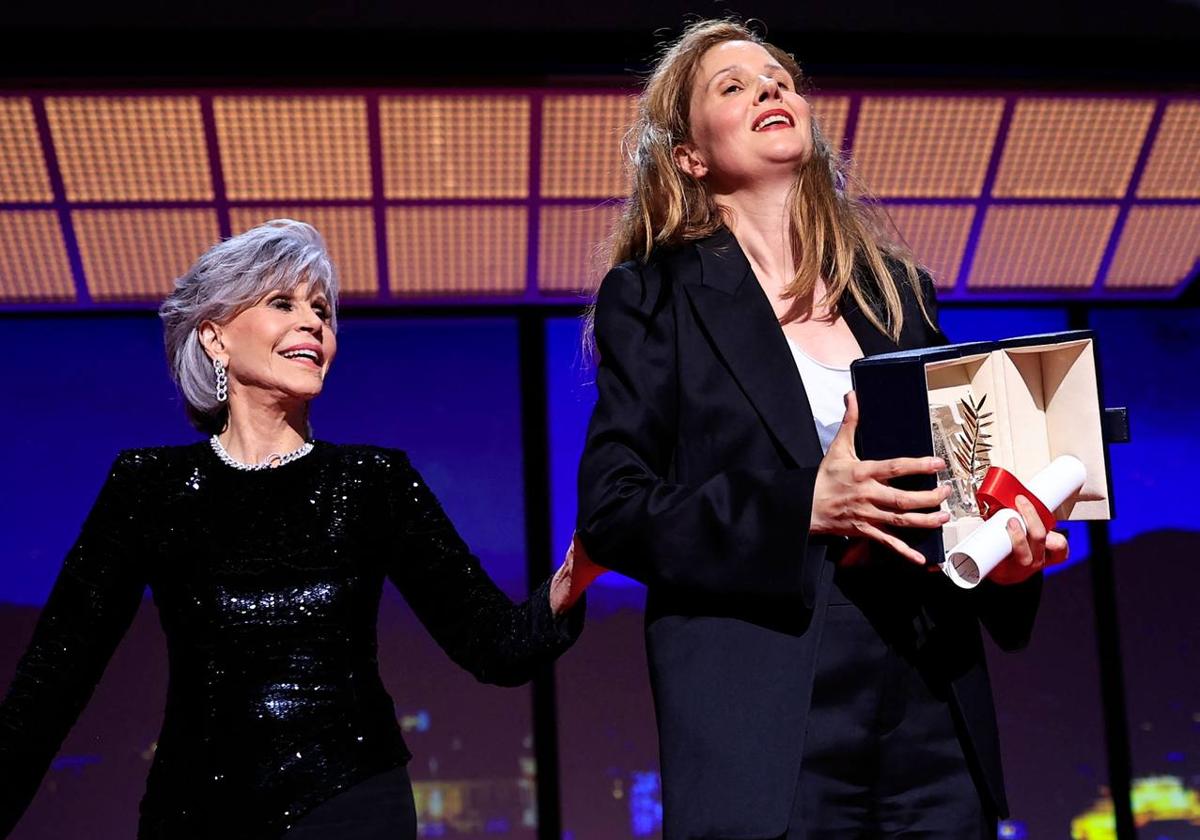 Justine Triet recibe la Palma de Oro de manos de la actriz Jane Fonda por 'Anatomía de una caída'.