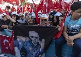 Partidarios de Recep Tayyip Erdogan le muestran su apoyo en el mitin que el presidente turco protagonizó el viernes en Estambul.