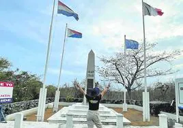 El obelisco Belvedere-Belle Plaine delimita las dos partes de la isla de San Martin, a la izquierda la neerlandesa y a la derecha, la francesa.