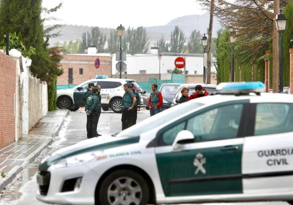 Guardia Civil en la puerta del domicilio donde se han encontrado los cuerpos en Las Gabias (Granada).