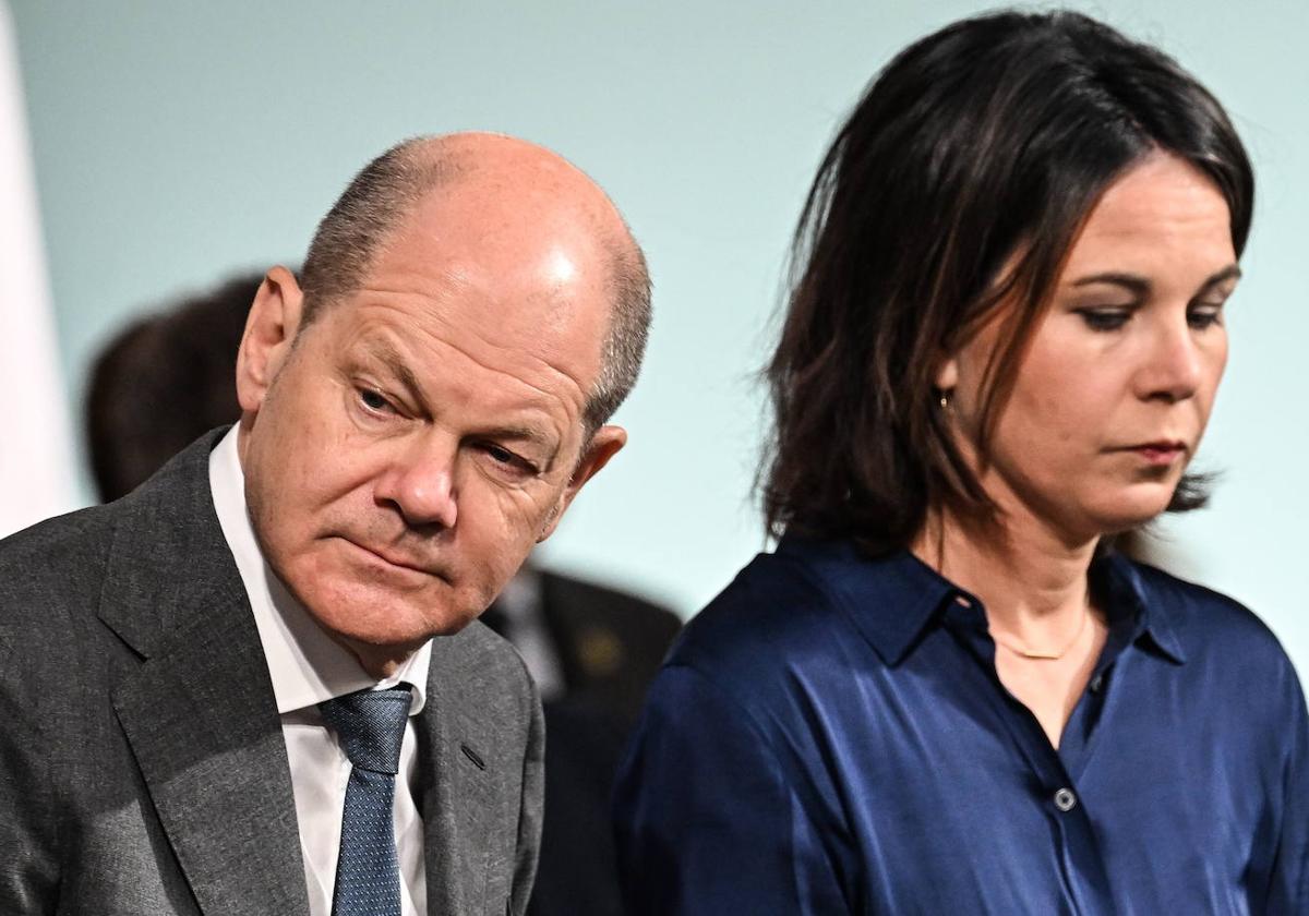 El canciller alemán, Olaf Scholz, junto a la ministra de Exteriores, Annalena Baerboc.