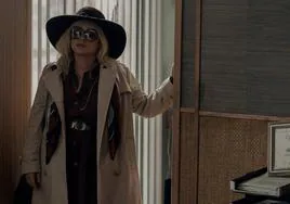 Patricia Arquette, como Peggy, a su llegada a la oficina de Bruce Harvey.
