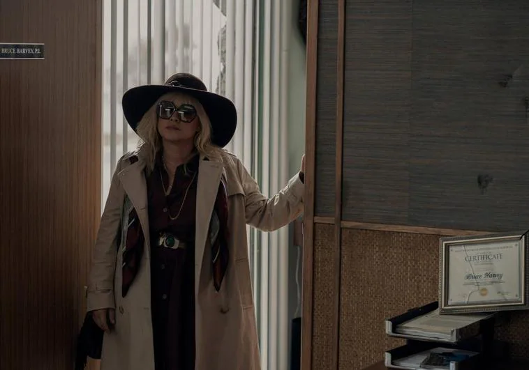 Patricia Arquette, como Peggy, a su llegada a la oficina de Bruce Harvey.