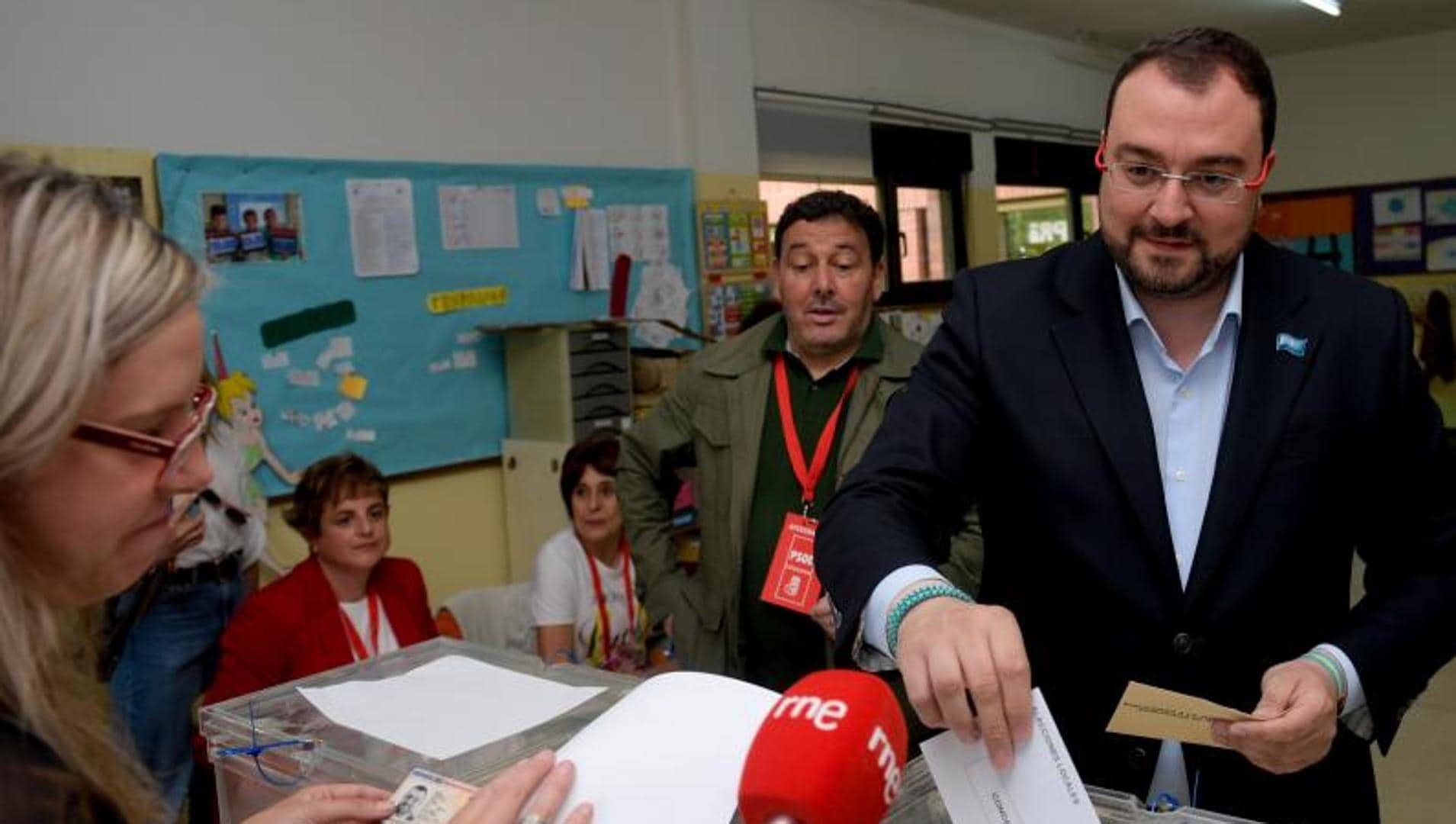 Barbón revalidates his victory in Asturias and caresses the majority