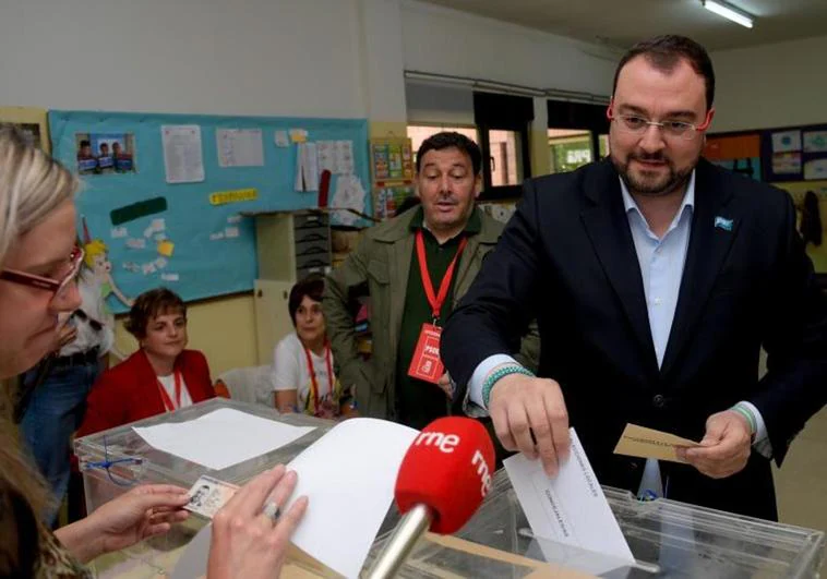 El presidente del Principado y candidato de la FSA-PSOE a la reelección, Adrián Barbón, deposita su voto.