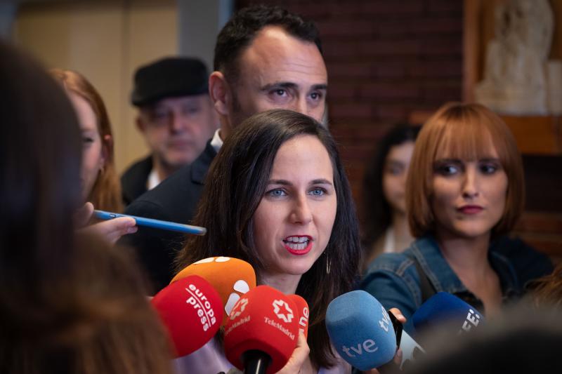 La líder de Podemos y ministra de Derechos Sociales y Agenda 2030, Ione Belarra, ya emitió su voto a estos comicios por correo en la comunidad de Navarra que es donde está censada, pero ha querido acompañar al candidato a la Alcaldía de Madrid, Roberto Sotomayor. A la salida del Colegio Corazón de María, en Madrid ha cargado contra «la gente que más manda en este país sin presentarse a las elecciones». La dirigente de la formación morada ha indicado que este 28M «nos jugamos el derecho a la vivienda, a la sanidad pública...» y ha destacado que «hoy por fin la gente de nuestro país tiene el mismo poder que la gente que más manda en este país sin presentarse a las elecciones. Tiene el mismo poder que Florentino Pérez, que Juan Roig, que Ana Patricia Botín. Os pido que lo uséis para garantizar derecho».