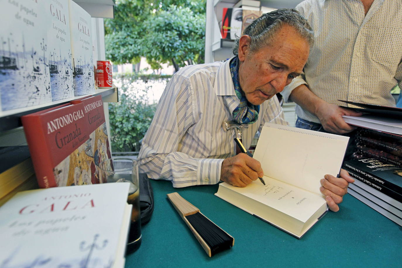 El escritor Antonio Gala firma ejemplares de sus libros en la Feria del Libro que se celebra de Madrid, en 2010. 