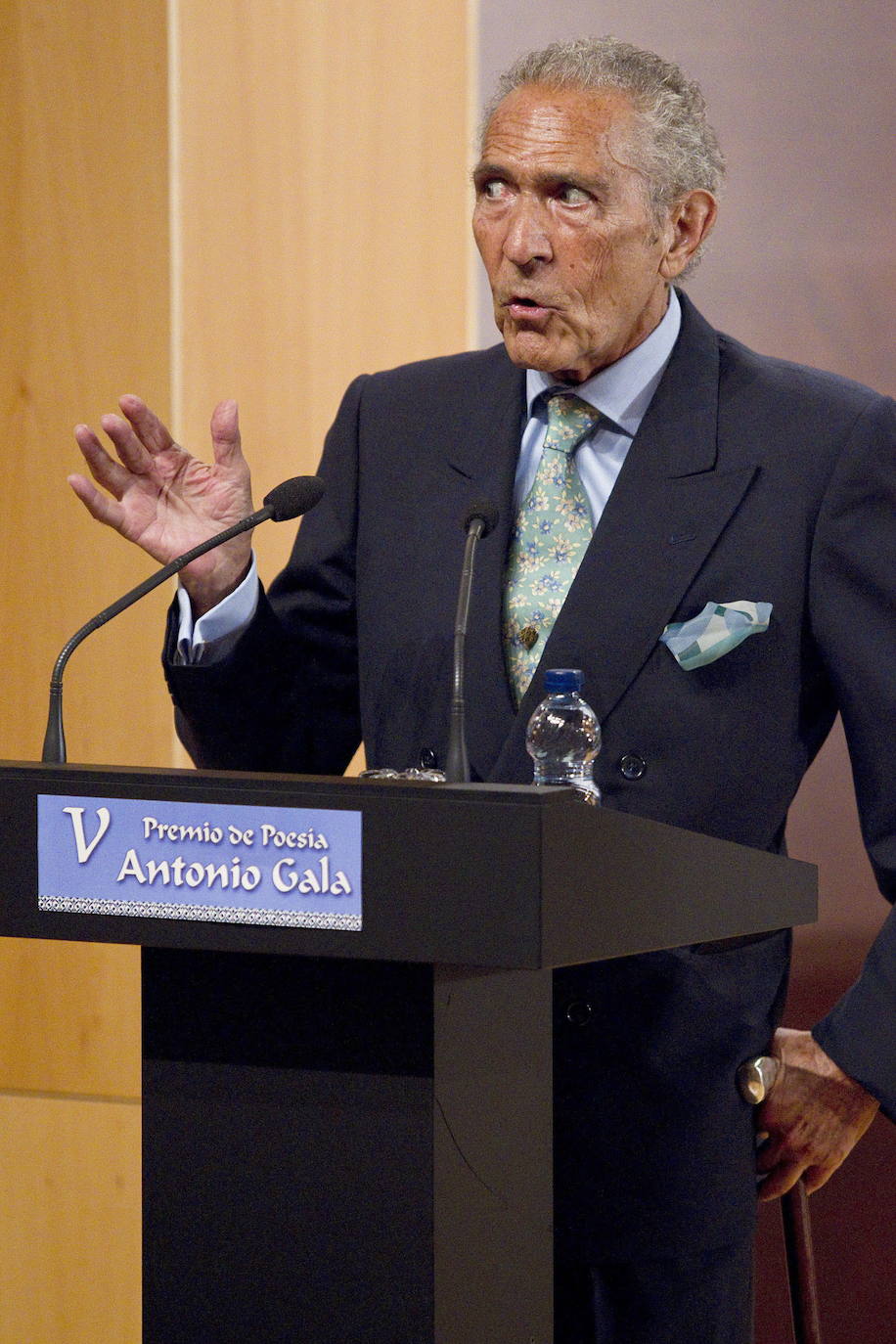 El dramaturgo, durante la entrega del V Premio de Poesía Antonio Gala celebrada en septiembre de 2011 en la localidad malagueña de Alhaurín el Grande, que fue para el escritor argentino Pablo Guerra por el poemario 'Cielos quemados'.