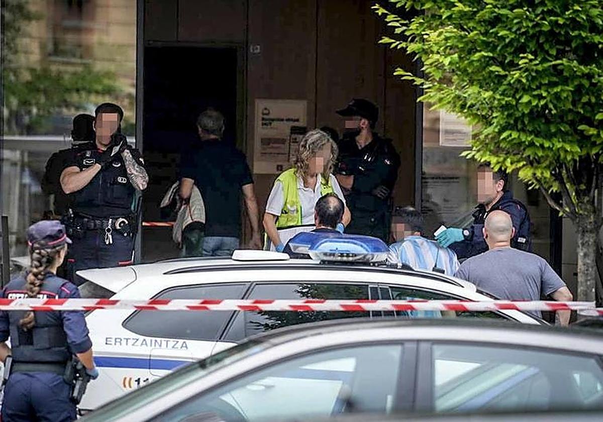 Ertzainas y personal médico, en el apartahotel donde han ocurrido los hechos.