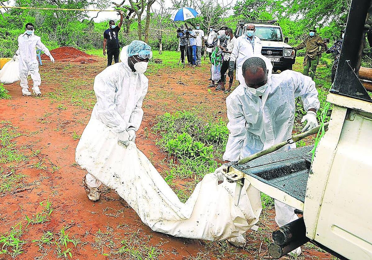 Recogida de cadáveres en Kenia tras la matanza sucedida el pasado mes de abril.
