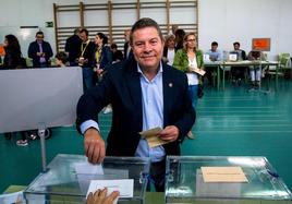 Emiliano García-Page deposita su voto este domingo.