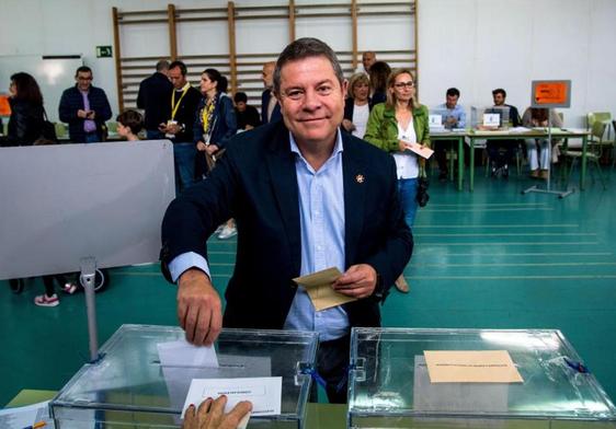 Emiliano García-Page deposita su voto este domingo.