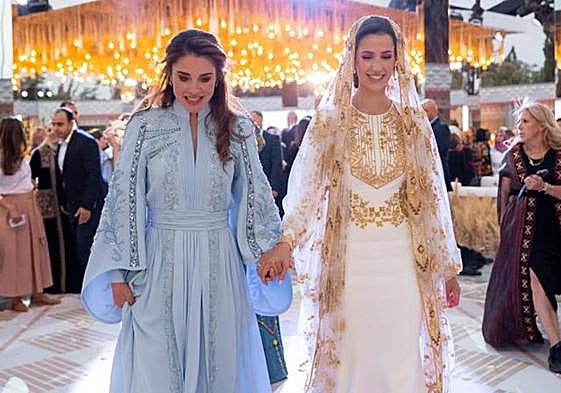Rania de Jordania da la mano a Rajwa Al Saif, la futura mujer de su hijo Hussein, en la fiesta de la henna.