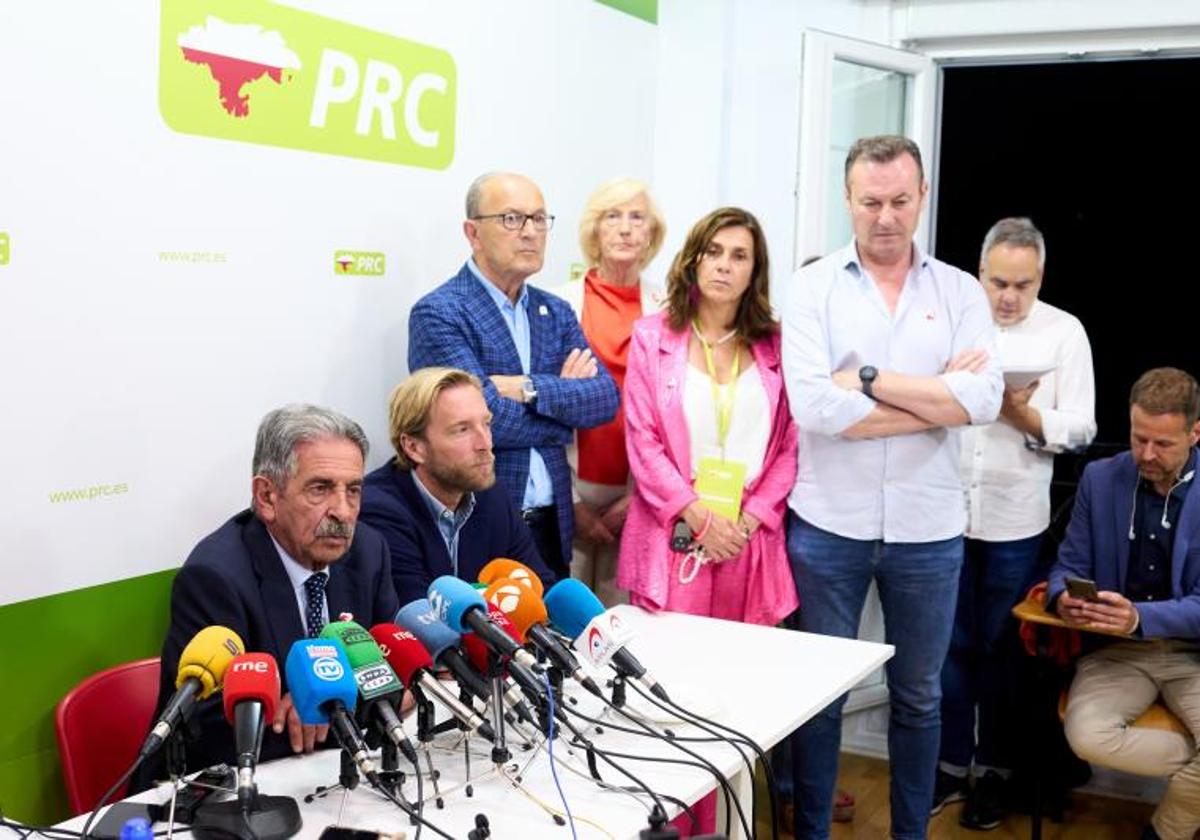 Miguel Ángel Revilla atiende a los medios en la sede del PRC