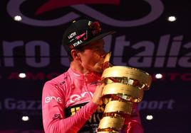 Primoz Roglic celebra su triunfo en la 106 edición del Giro de Italia.