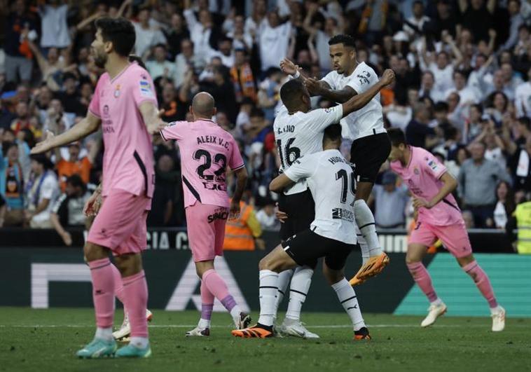 El Valencia celebra el gol de Samuel Lino que condenó al Espanyol.