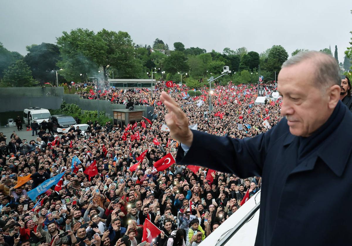 El presidente turco, Tayyip Erdogan, se dirige a sus partidarios tras ganar la segunda vuelta de las elecciones presidenciales en Estambul