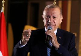 Recep Tayyip Erdogan celebra el resultado de las elecciones turcas con sus seguidores.