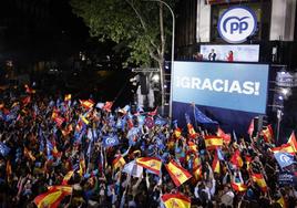 Ayuso, Almeida y Feijóo saludan desde el balcón de Génova tras conocer los resultados electorales.