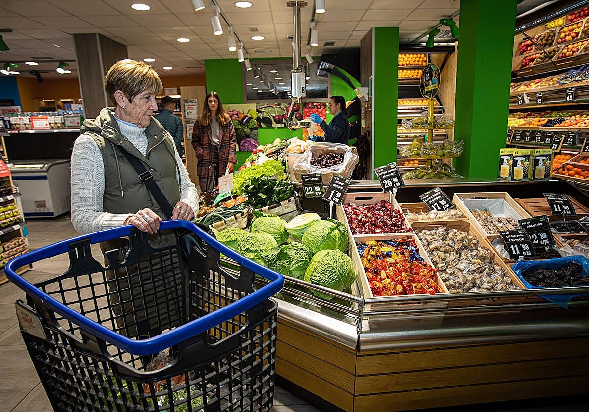 Los españoles gastaron en la compra un 17% más en abril pese a la contención de los precios