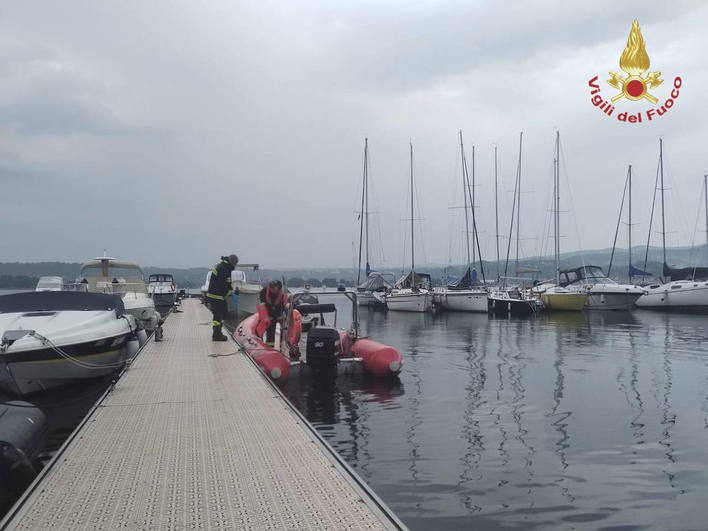 Cuatro personas mueren al volcar una barca turística en el lago Mayor en Italia