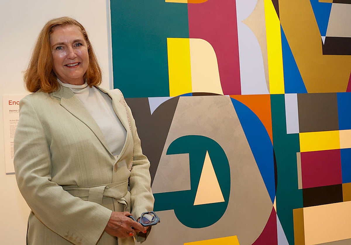 Francesca Thyssen junto a la obra 'Sin título', del austriaco Heimo Zobernig que se exhibe en «Encuentros: obras de la Colección TBA21»