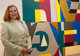 Francesca Thyssen junto a la obra 'Sin título', del austriaco Heimo Zobernig que se exhibe en «Encuentros: obras de la Colección TBA21»