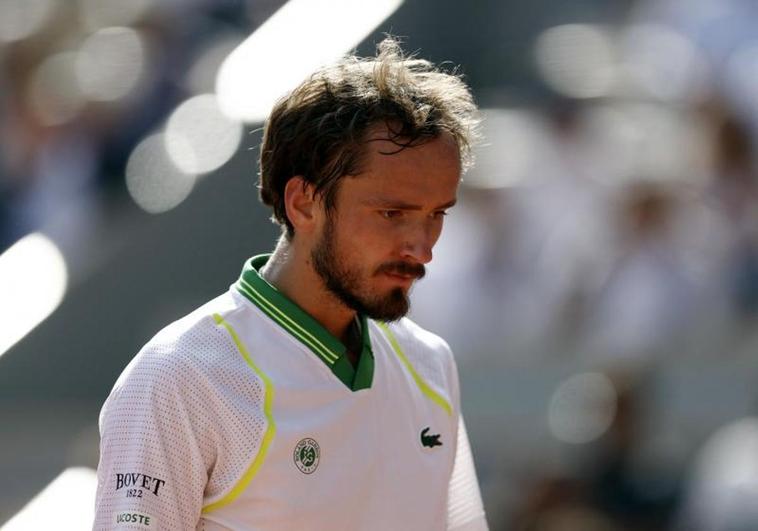 Medvedev se estampa en su estreno en Roland Garros
