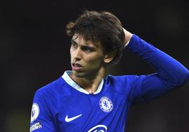 Joao Félix se lamenta de una ocasión de gol fallada con el Chelsea.