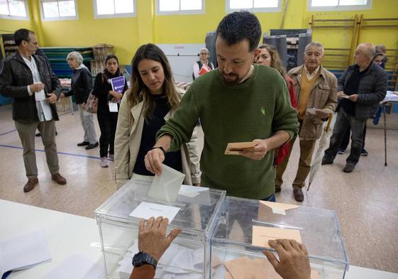 El exvicepresidente segundo del Gobierno y exlíder de Podemos, Pablo Iglesias, votando este domingo en La Navata (Madrid) junto a su pareja, la ministra de Igualdad y secretaria de Acción de Gobierno de Podemos, Irene Montero.