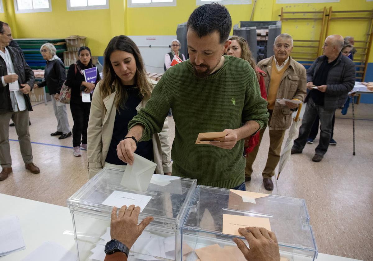 El exvicepresidente segundo del Gobierno y exlíder de Podemos, Pablo Iglesias, votando este domingo en La Navata (Madrid) junto a su pareja, la ministra de Igualdad y secretaria de Acción de Gobierno de Podemos, Irene Montero.