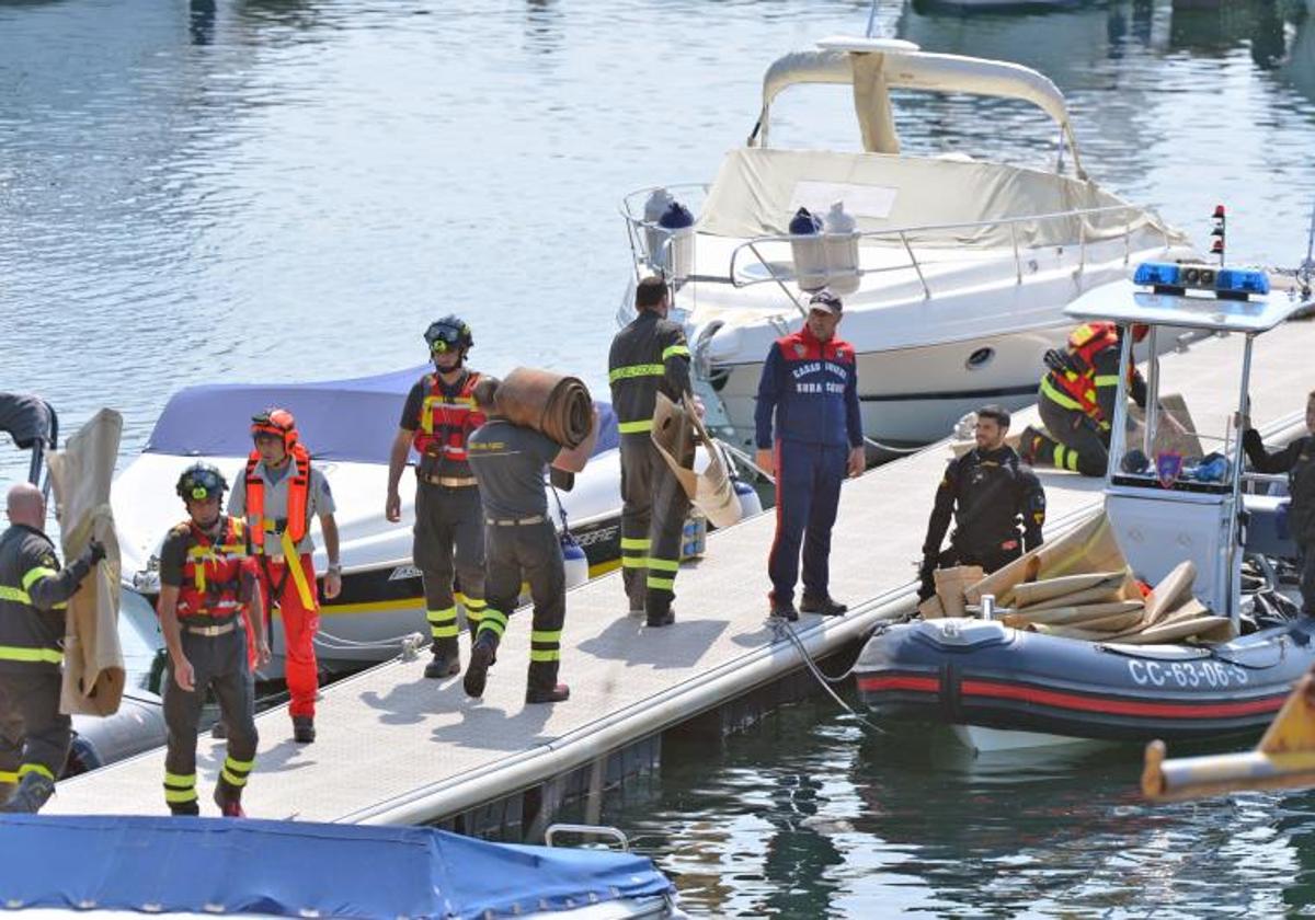 Carabinieri y bomberos participan en las labores de investigación del hundimiento.