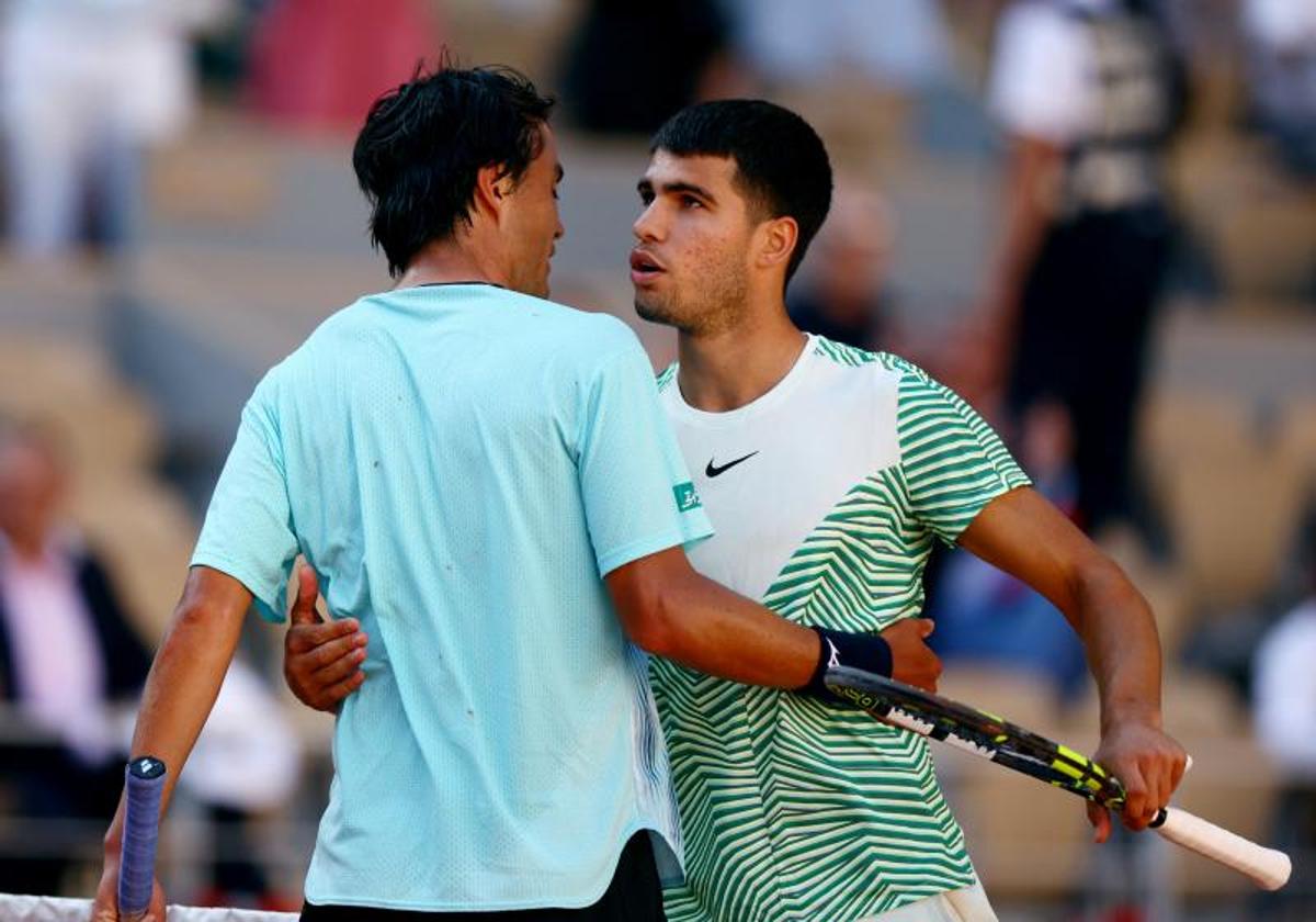 Carlos Alcaraz saluda a Taro Daniel tras su victoria.