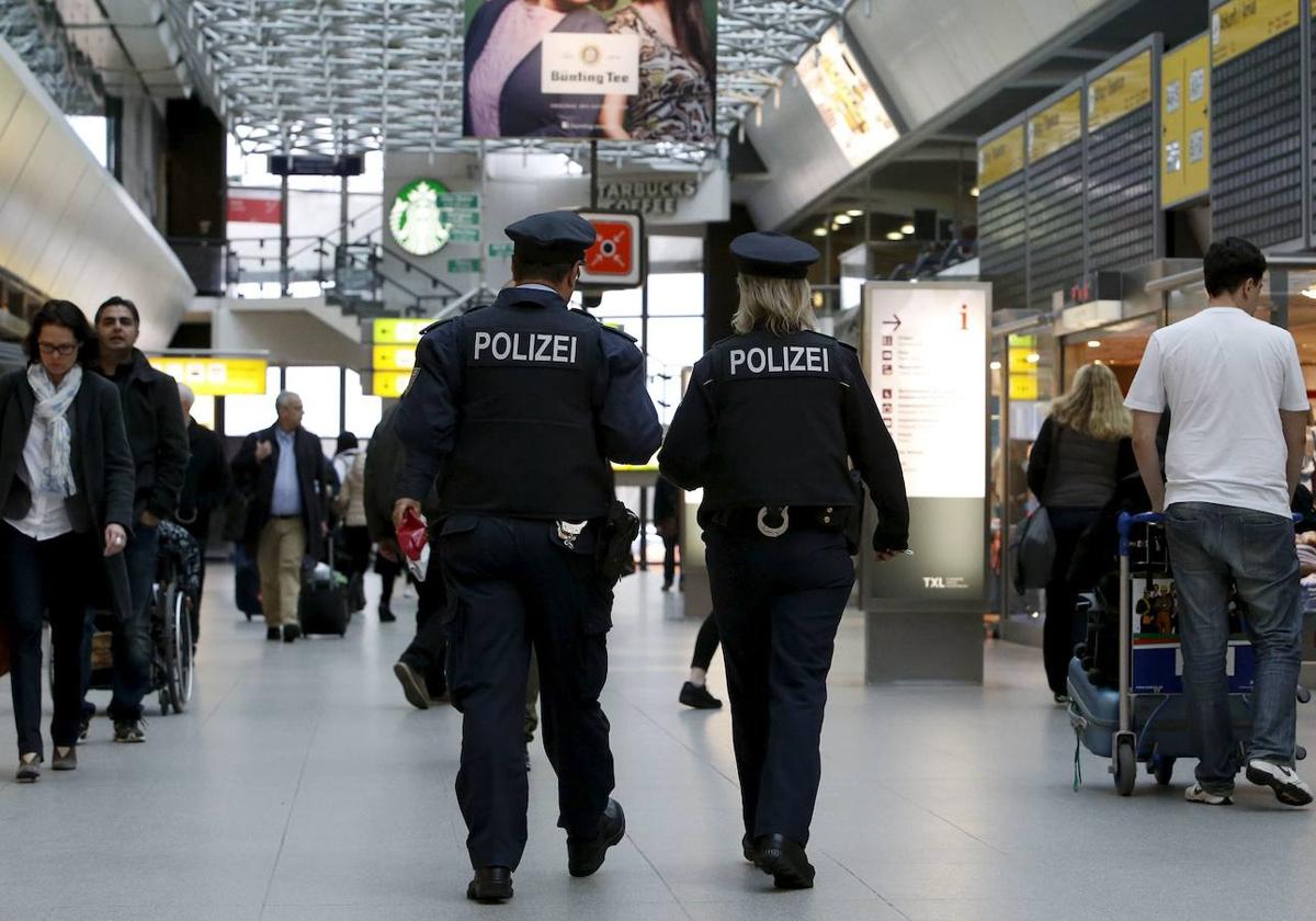 Policías vigilan el aeropuerto de Berlín tras un atentado yihadista.