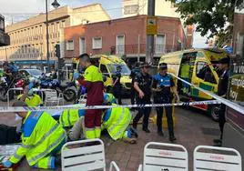 Varios sanitarios atienden 'in situ' a las personas arrolladas este miércoles por un coche en la terraza de un bar de Alcobendas (Madrid).