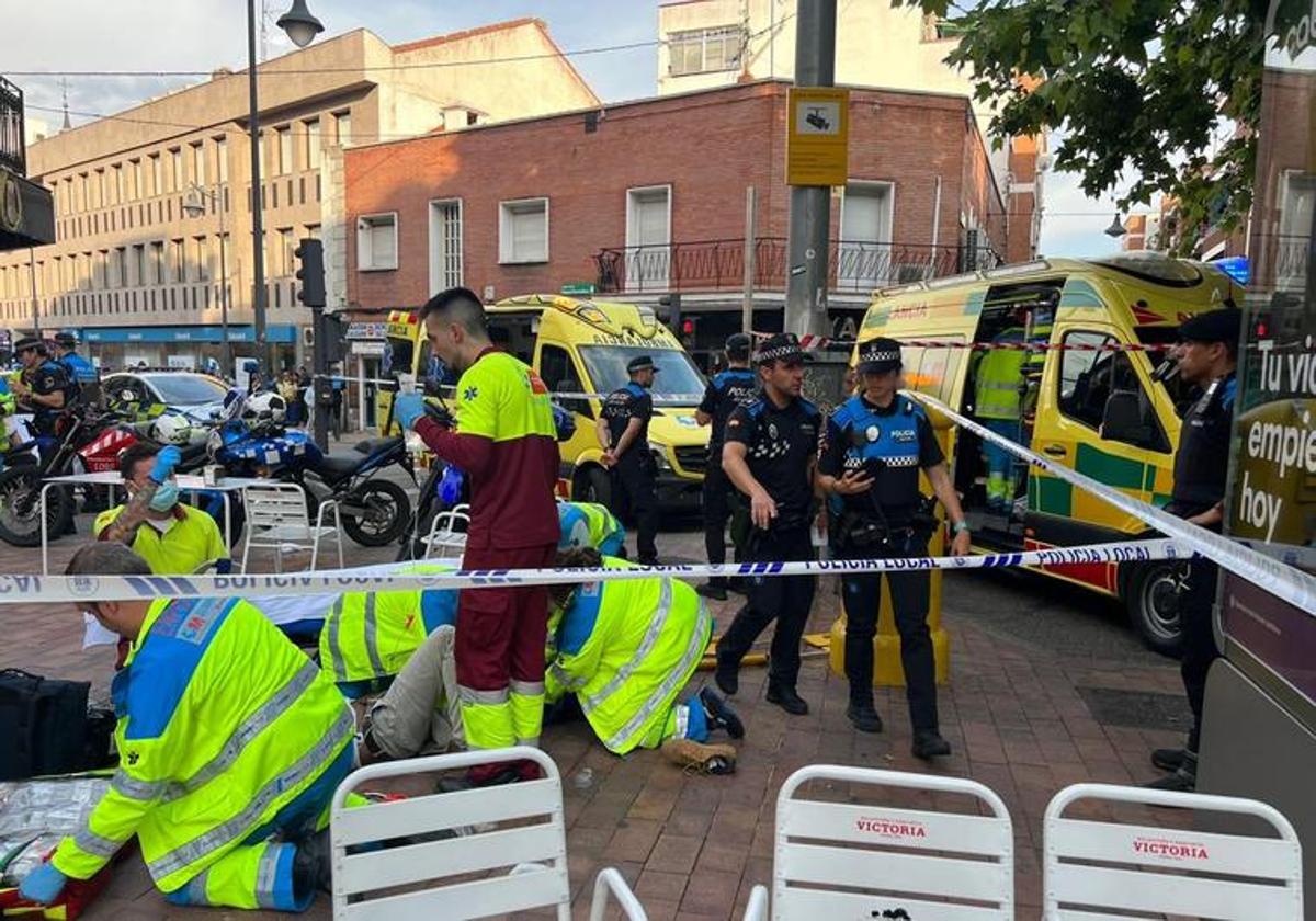 Varios sanitarios atienden 'in situ' a las personas arrolladas este miércoles por un coche en la terraza de un bar de Alcobendas (Madrid).