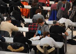 Un grupo de personas, durante un examen a oposiciones del Estado.