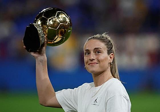 Alexia Putellas posa con el Balón de Oro en el Camp Nou
