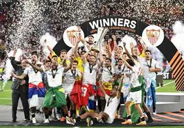 Rakitic y Navas elevan al cielo la séptima Europa League del Sevilla.