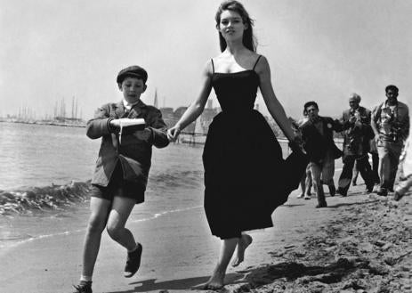 Imagen secundaria 1 - Brigitte Bardot posa descalza en la playa en Cannes en 1956. Su imagen serviría de inspiración para el cartel del festival de 2017, tras el 'heelgate' de Julia Roberts. Ese año también se pedía tacones en la alfombra roja.