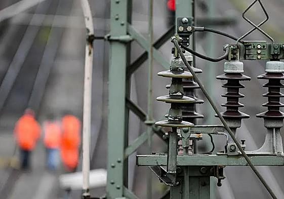 Imagen de archivo de la catenaria de una vía de tren.