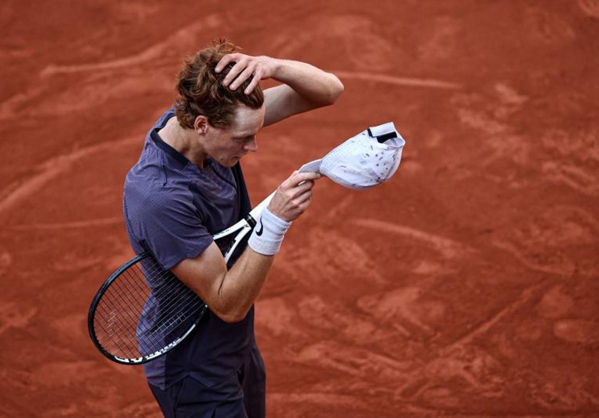 Jannik Sinner se lamenta tras su derrota ante Altmaier.